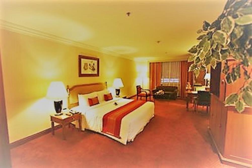 Golden Tulip Sovereign Hotel Banguecoque Exterior foto