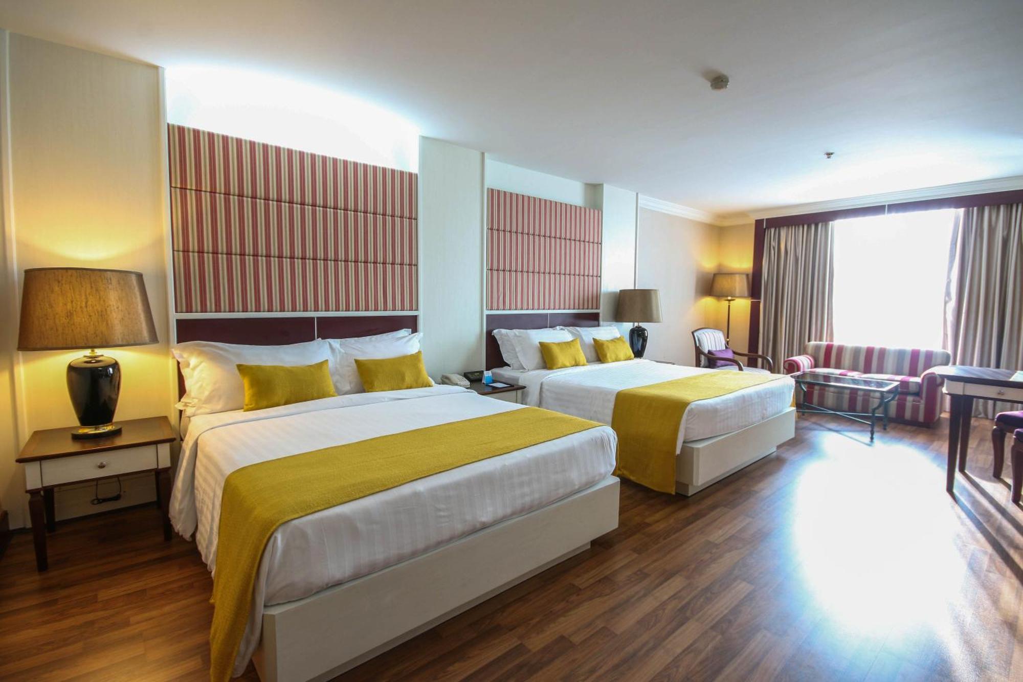 Golden Tulip Sovereign Hotel Banguecoque Exterior foto